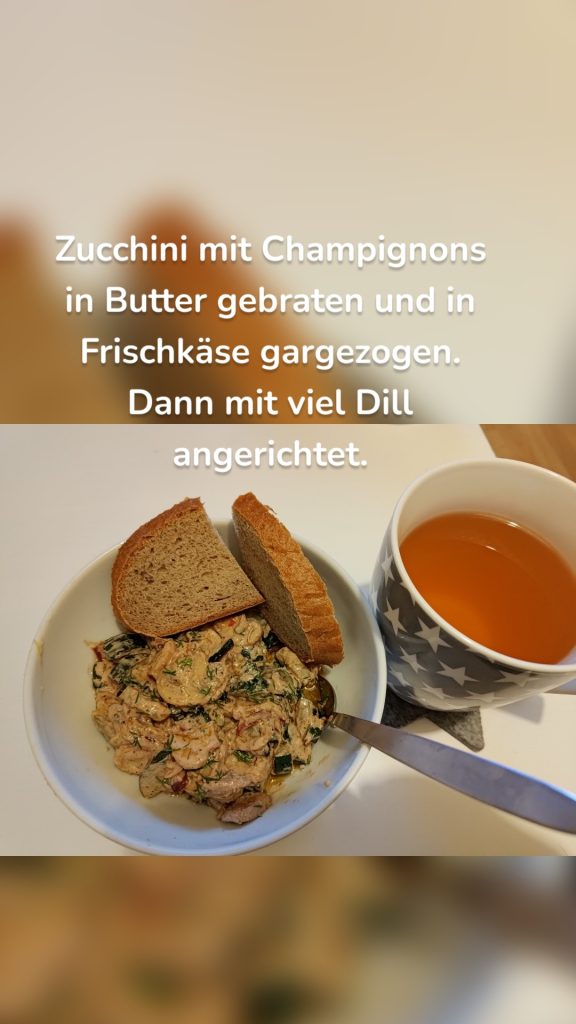 Zucchini mit Champignons in Butter gebraten und in Frischkäse gargezogen. Dann mit viel Dill angerichtet.